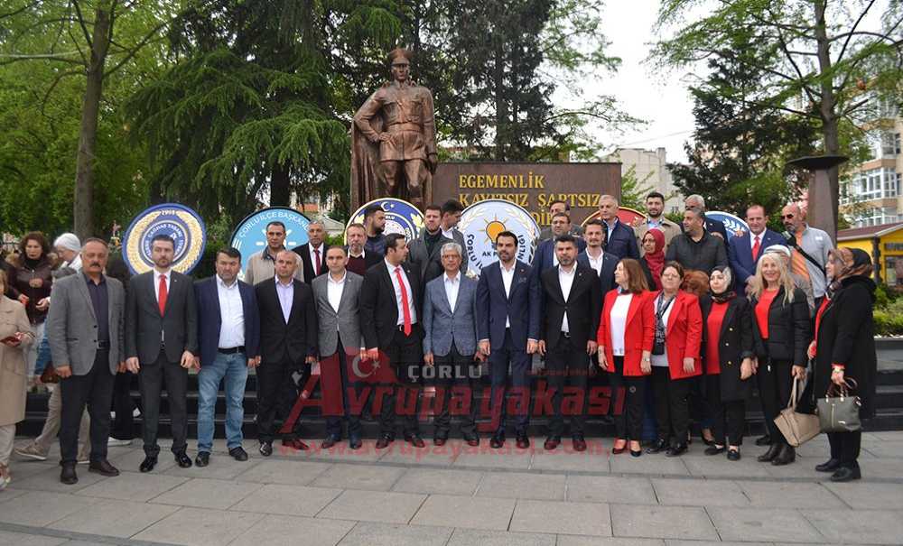 Partiler Anıta Çelen Sundu