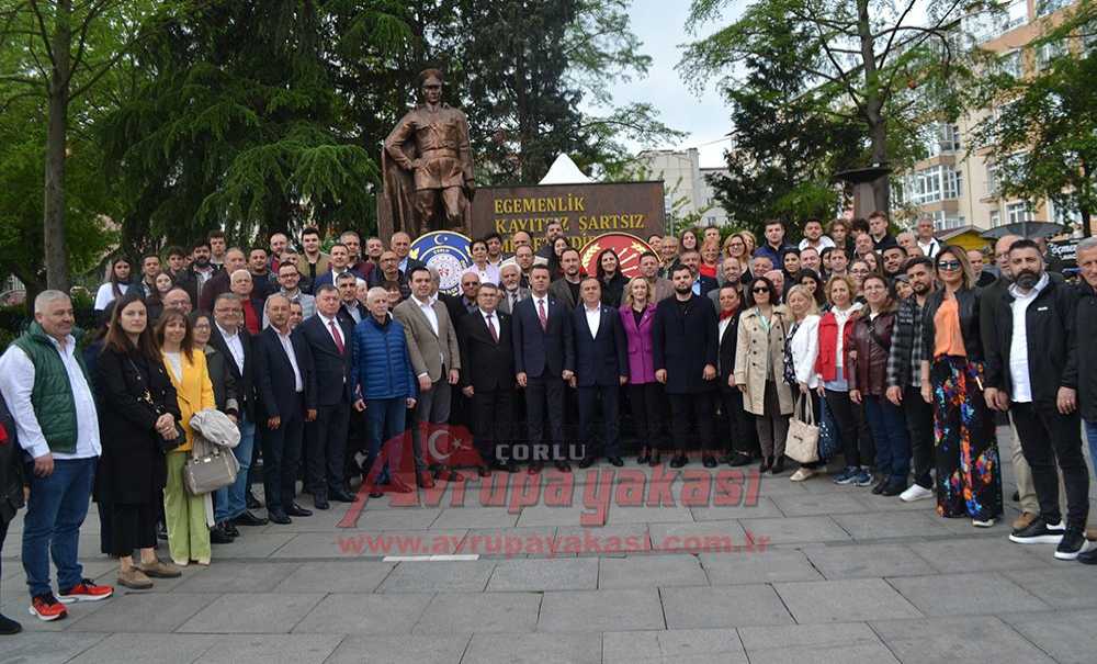 Partiler Anıta Çelen Sundu