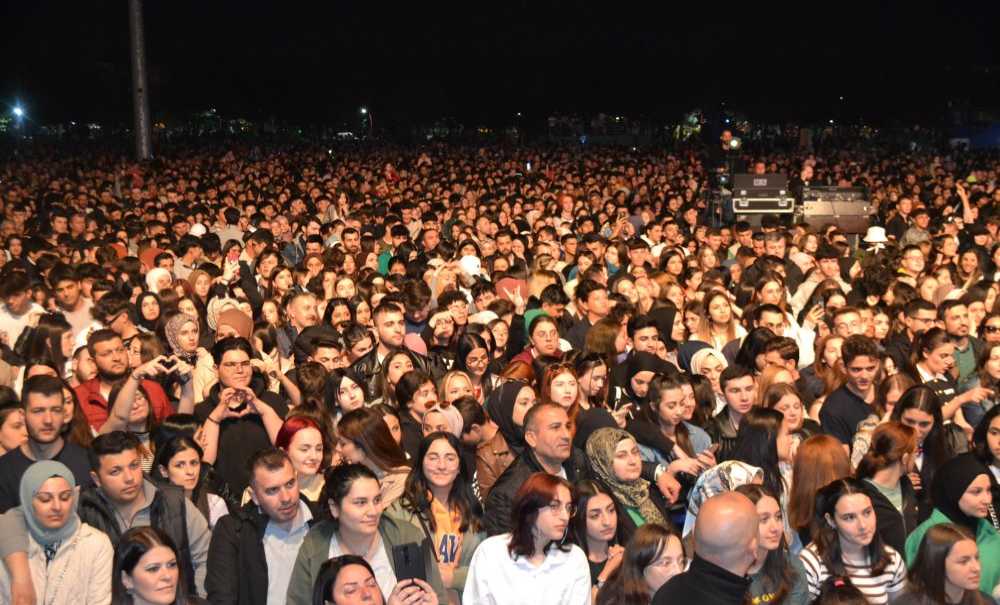 Fener Alayı Yürüyüşü Gelincik Tarlasına Döndü