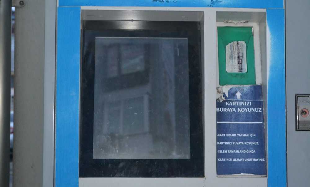 Kart Dolum Makinasının Çalışmaması Tepki Çekiyor