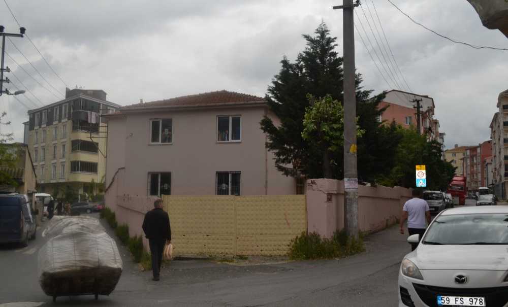 Yıkılacak Okulun Bahçesinde Çocuklar Oynuyor