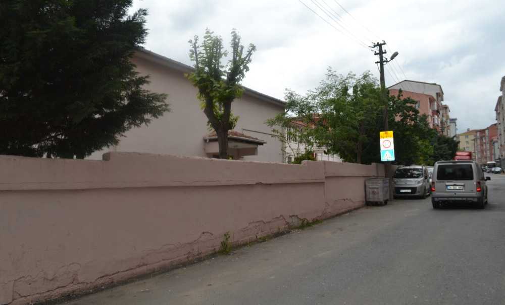 Yıkılacak Okulun Bahçesinde Çocuklar Oynuyor