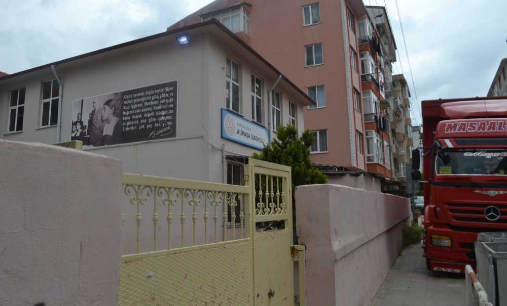 Yıkılacak Okulun Bahçesinde Çocuklar Oynuyor