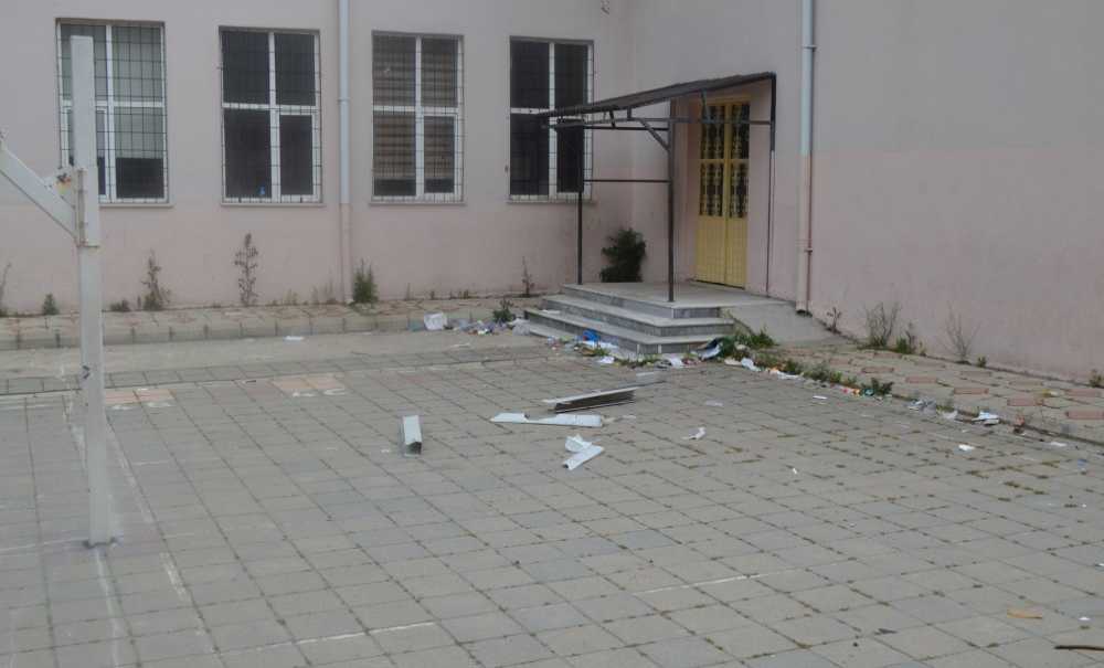 Yıkılacak Okulun Bahçesinde Çocuklar Oynuyor