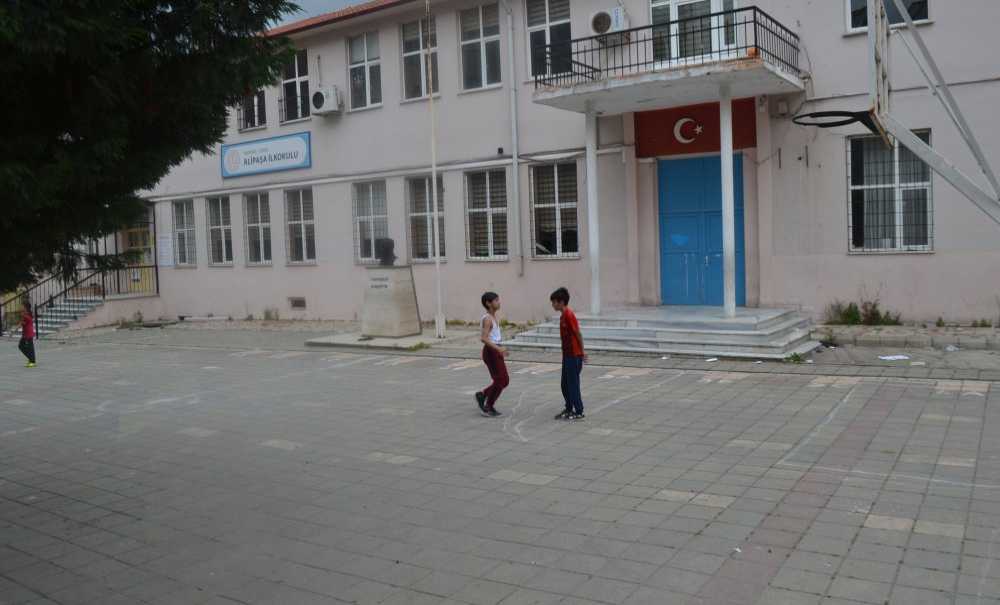 Yıkılacak Okulun Bahçesinde Çocuklar Oynuyor