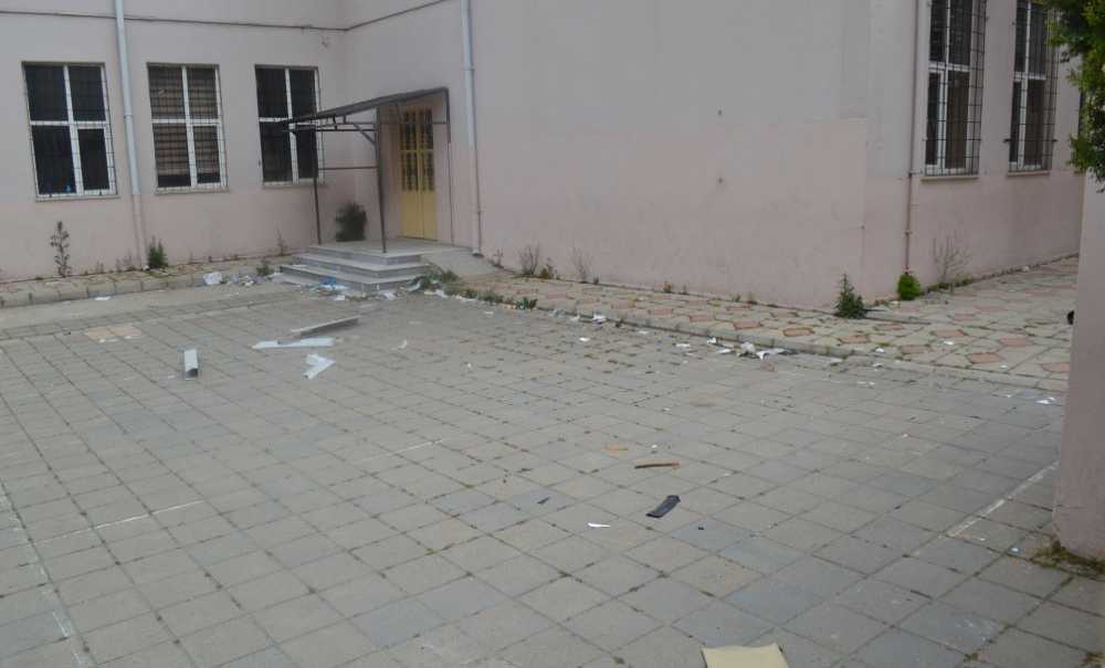 Yıkılacak Okulun Bahçesinde Çocuklar Oynuyor