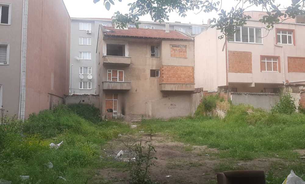 Madde Bağımlıları Metruk Binaya Delik Açtı