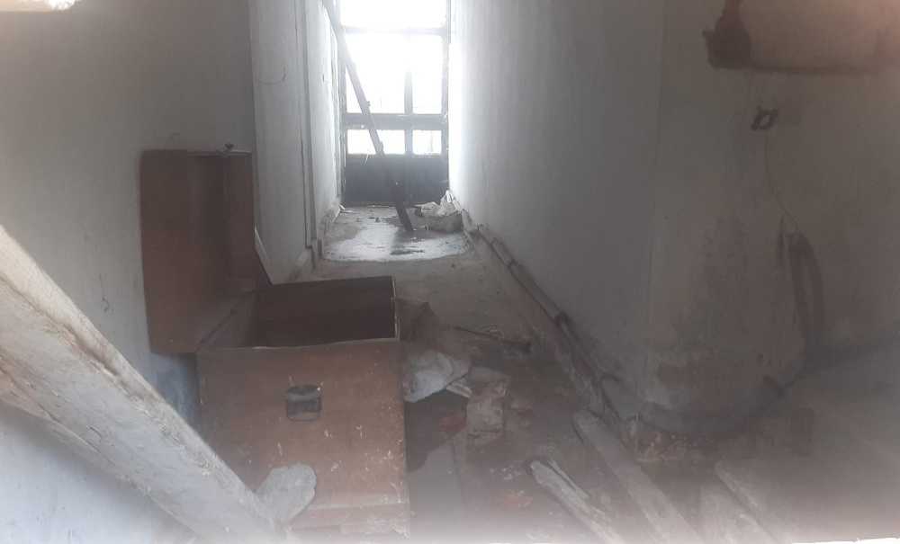 Madde Bağımlıları Metruk Binaya Delik Açtı