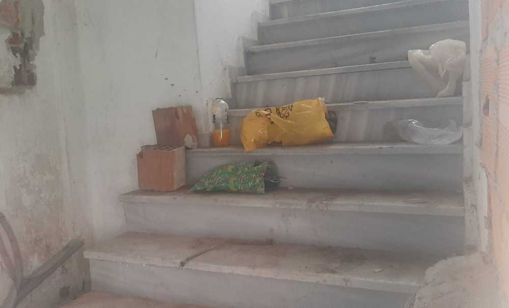 Madde Bağımlıları Metruk Binaya Delik Açtı