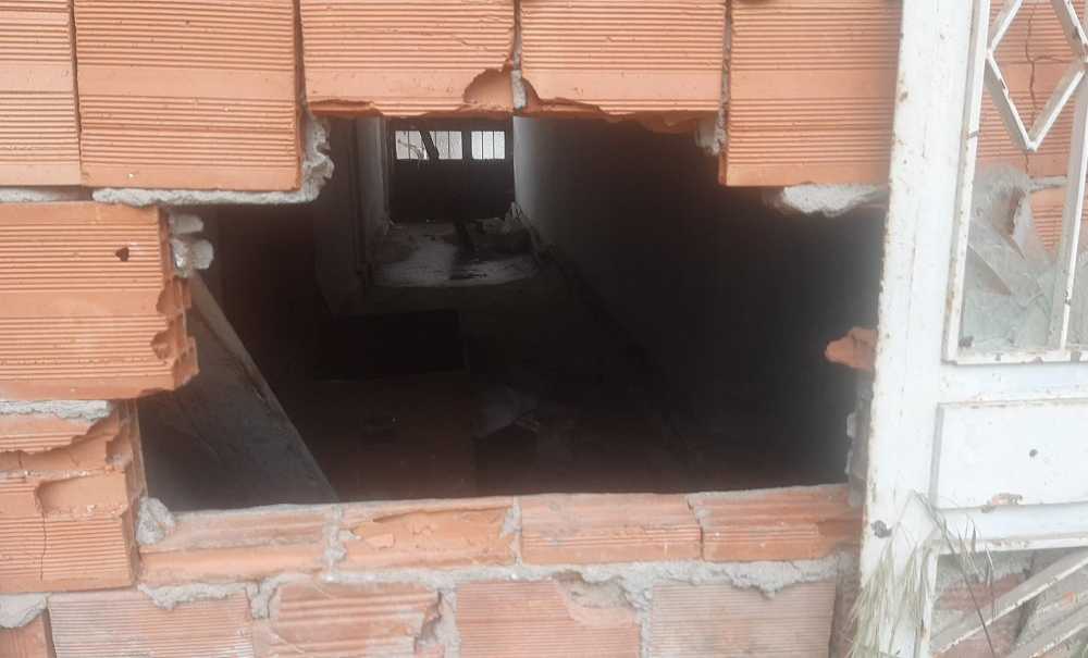 Madde Bağımlıları Metruk Binaya Delik Açtı