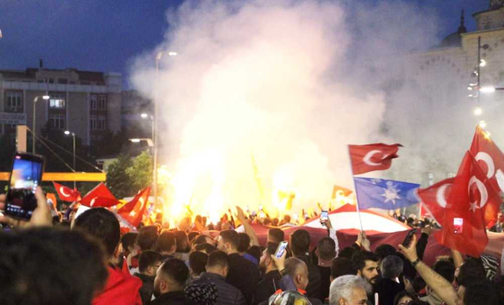 Çerkezköy'de Vatandaşlar Seçim Zaferini Kutladı