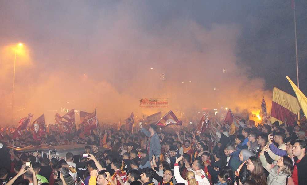 Galatasaraylı Taraftarlar Şampiyonluğu Kutladı