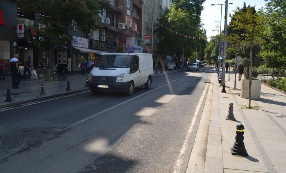 Omurtak Caddesi'nde Dubalar Yenilendi