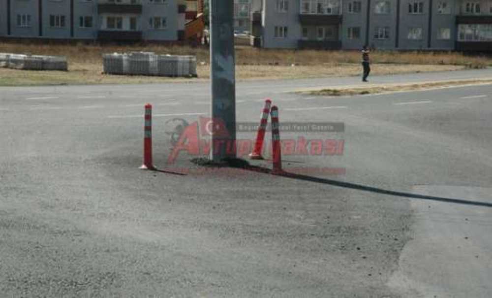 Yol Ortasında Kalan Elektrik Direğine Dubalı Önlem