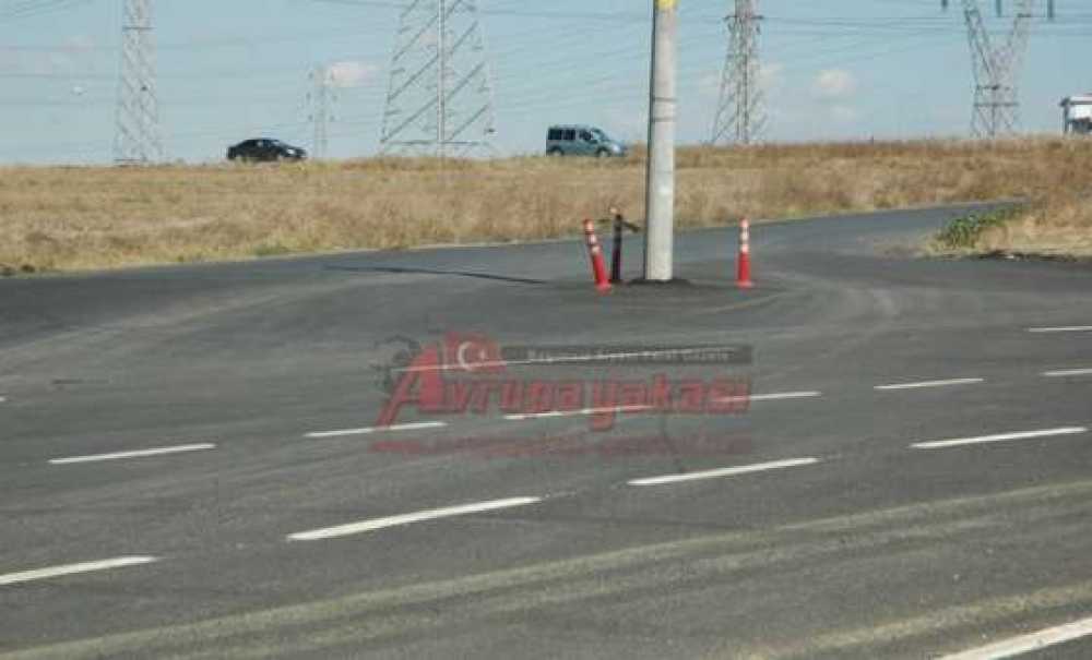 Yol Ortasında Kalan Elektrik Direğine Dubalı Önlem