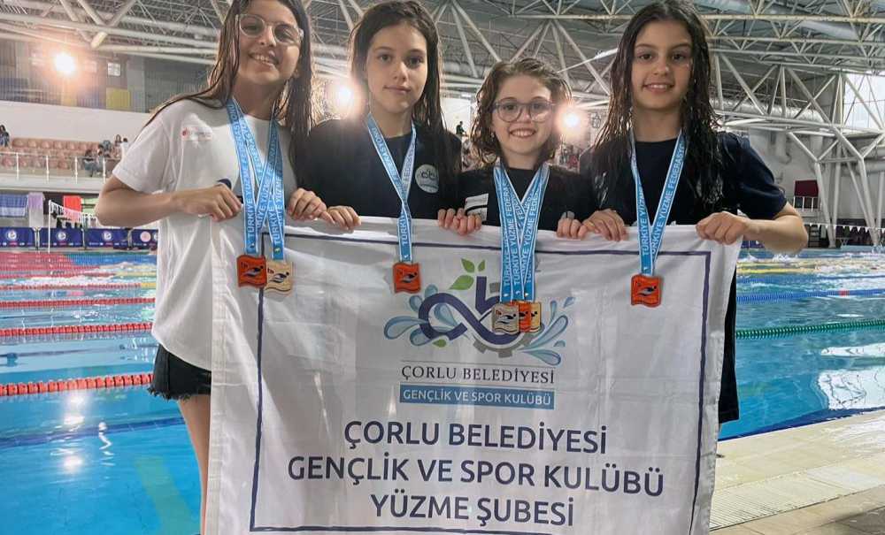 Çbsk Yüzücüleri Turnuvadan Başarıyla Döndü