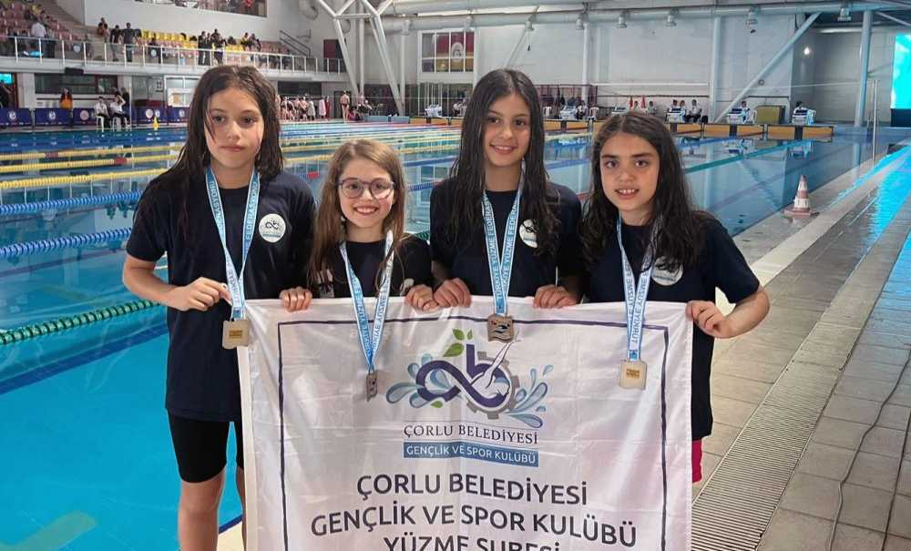 Çbsk Yüzücüleri Turnuvadan Başarıyla Döndü