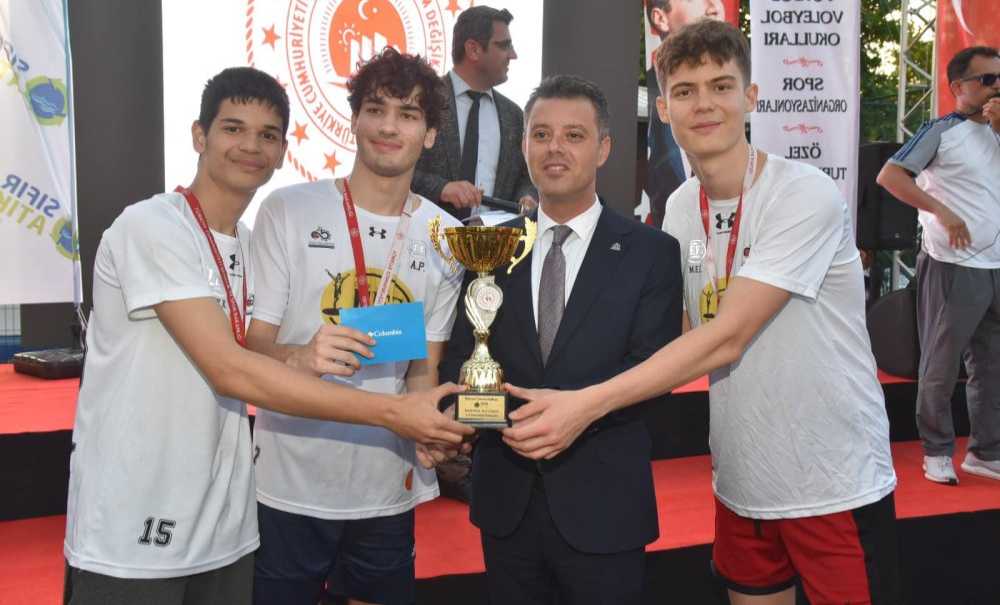 Dereceye Girenlere Ödülleri Verildi