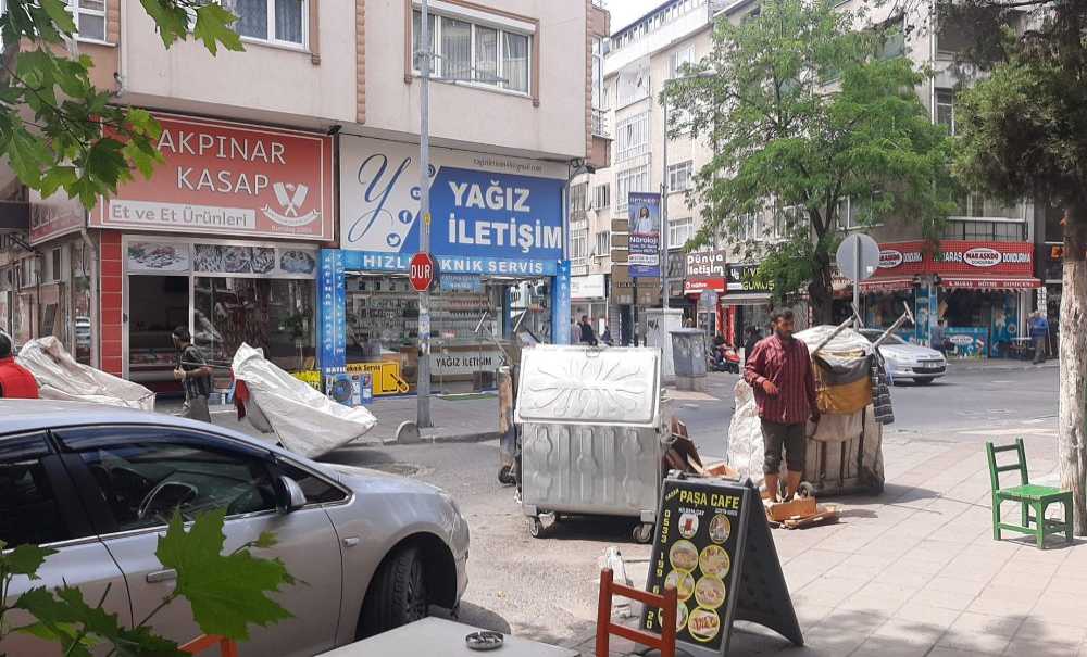 Aynı Çöpün Başında 4 Çekçekçi