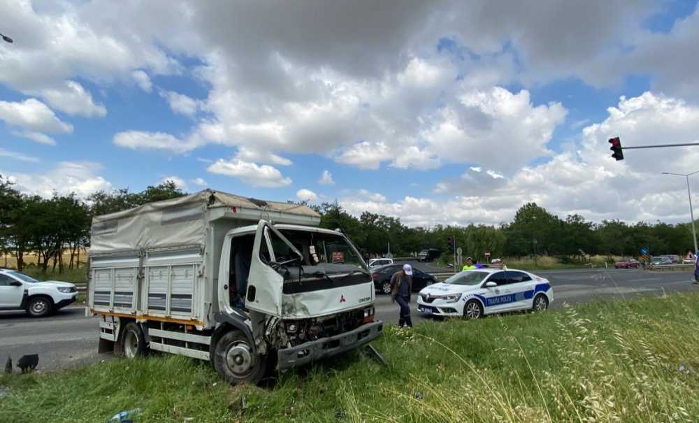 Gölbaşı Işıklarda Kaza: 4 Yaralı