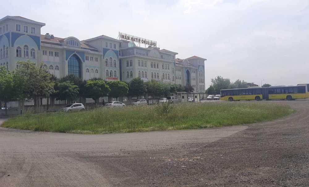 Otobüs Okul Çıkışını Bekliyor