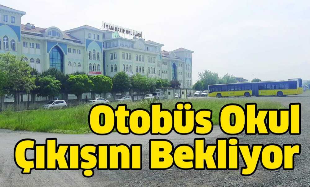 Otobüs Okul Çıkışını Bekliyor