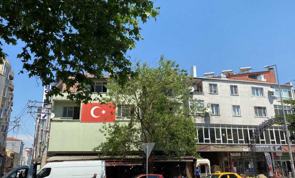 Esnaf Ağaçlardaki Sineklerden Şikayetçi