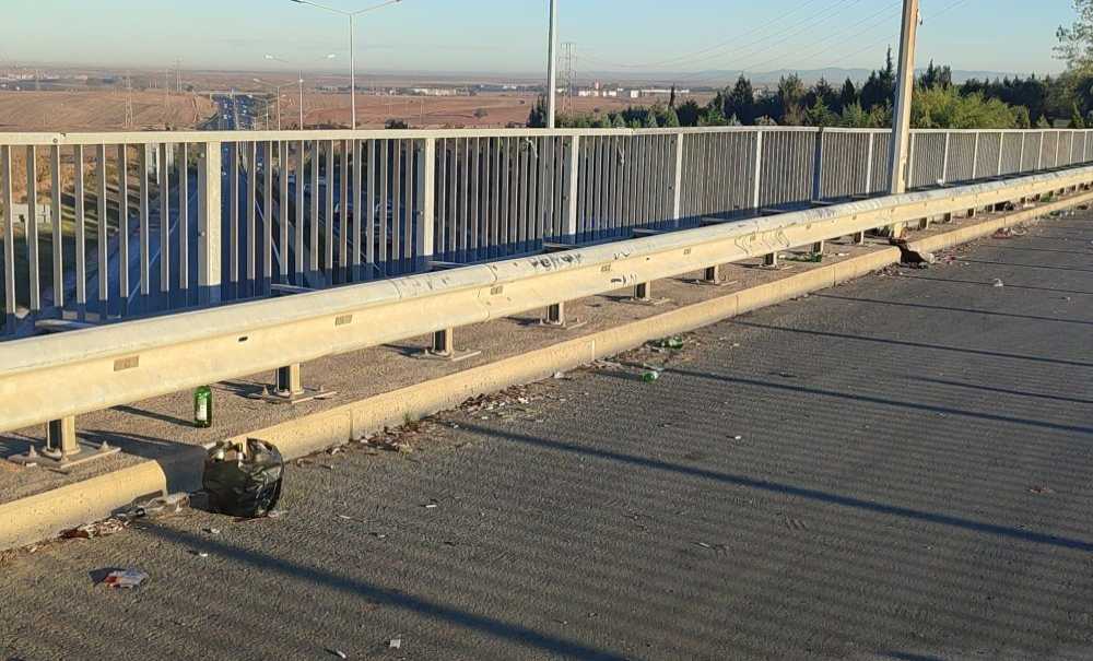 Mezarlık Köprüsü Açık Hava Meyhanesi Oldu