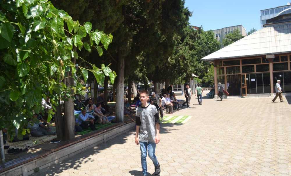 Cuma Namazı Dışarı Taştı