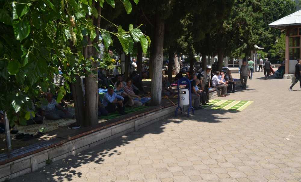 Cuma Namazı Dışarı Taştı