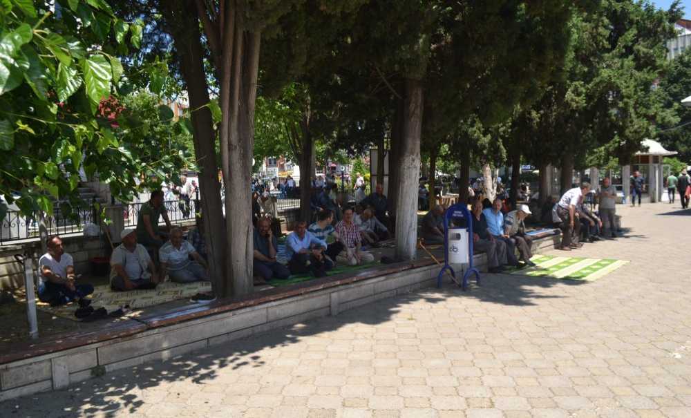 Cuma Namazı Dışarı Taştı
