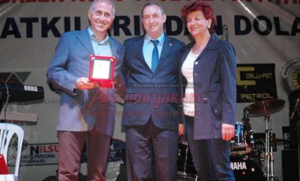 Milletvekilinden İlçe Başkanına, Kızılay Başkanından Eşine Plaket