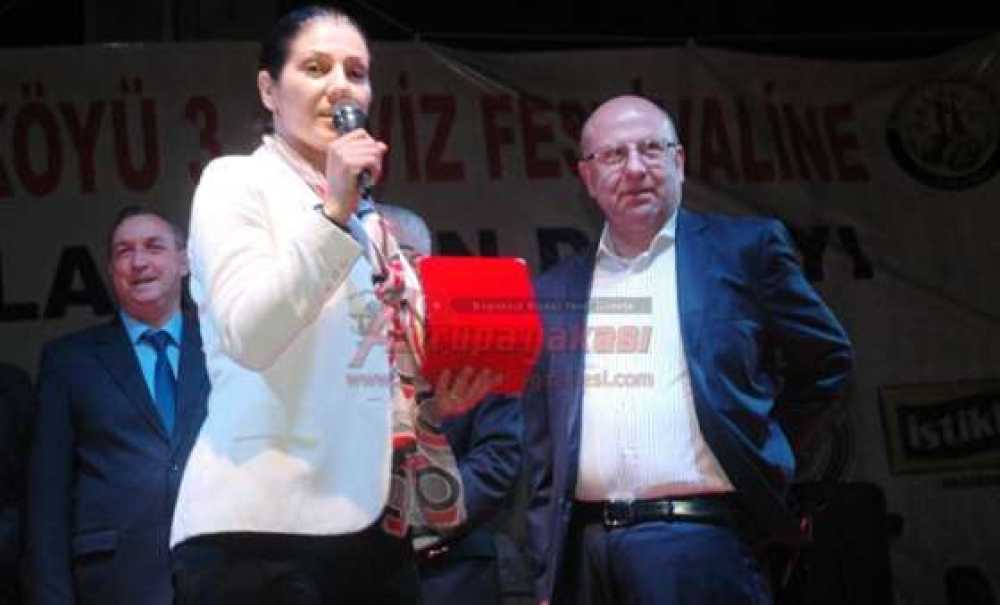 Milletvekilinden İlçe Başkanına, Kızılay Başkanından Eşine Plaket