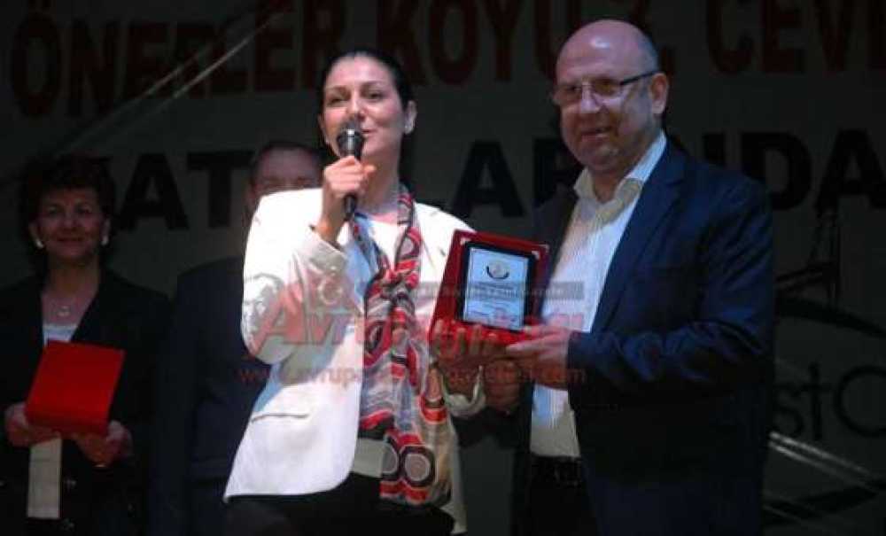 Milletvekilinden İlçe Başkanına, Kızılay Başkanından Eşine Plaket