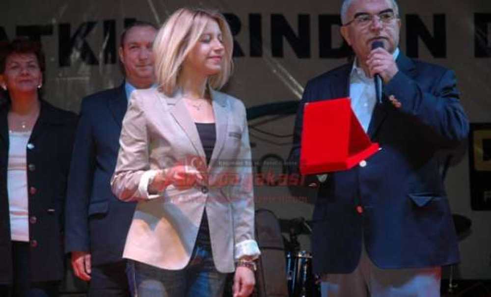 Milletvekilinden İlçe Başkanına, Kızılay Başkanından Eşine Plaket