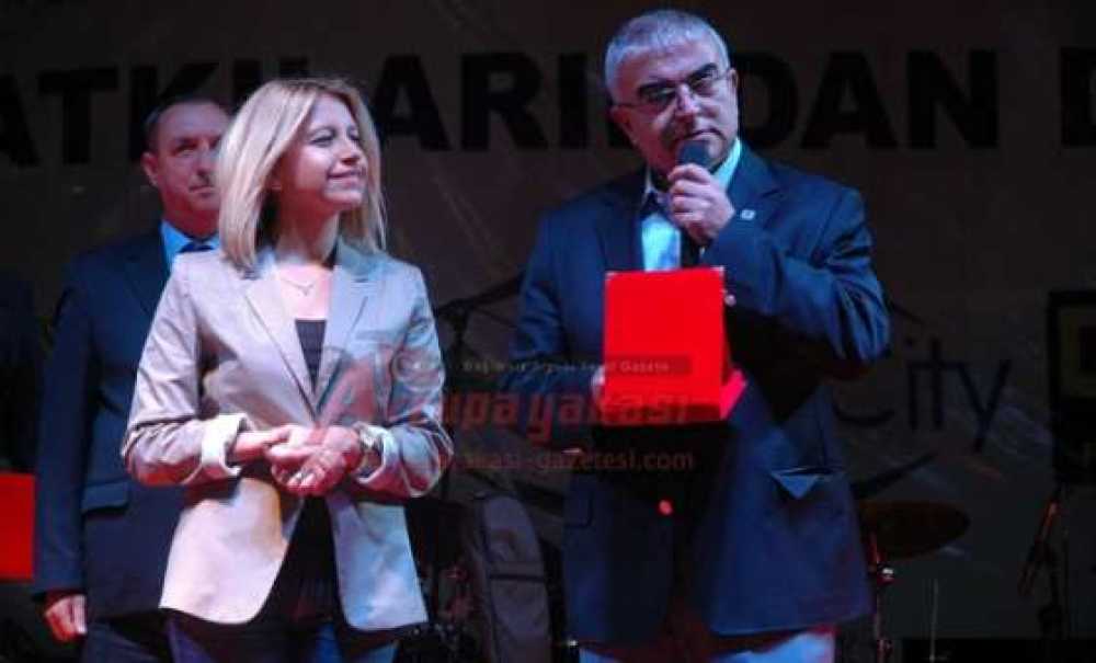 Milletvekilinden İlçe Başkanına, Kızılay Başkanından Eşine Plaket