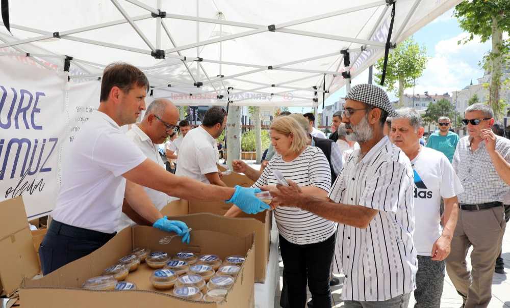 Çerkezköy'de Aşure Dağıtıldı