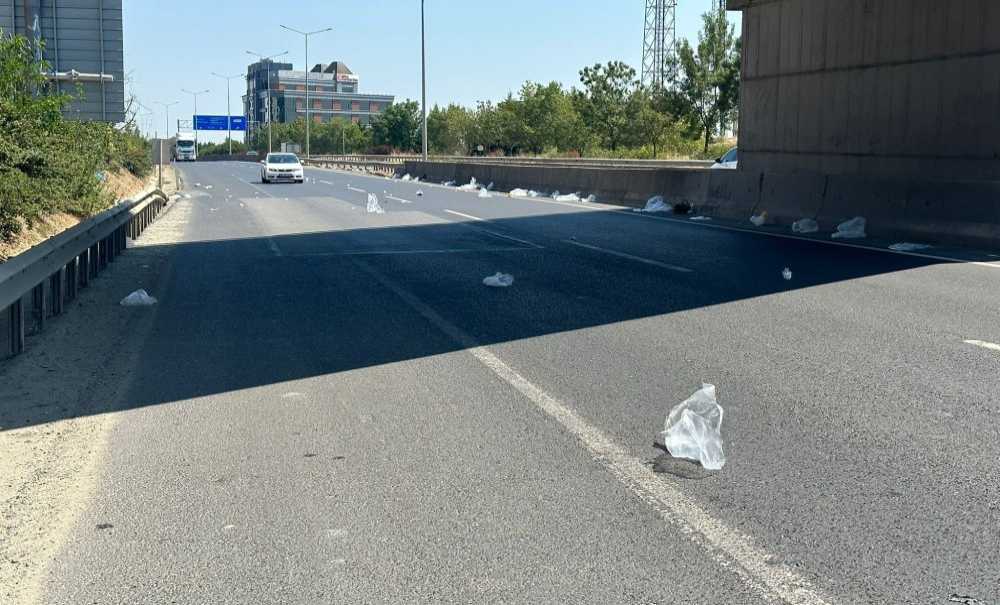 Tir'dan Düşen Sular Sürücülere Zor Anlar Yaşattı