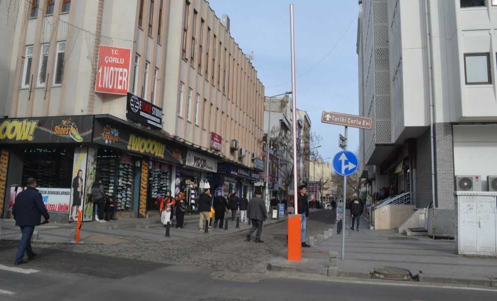 Cadde Yapboz Tahtasına Döndü