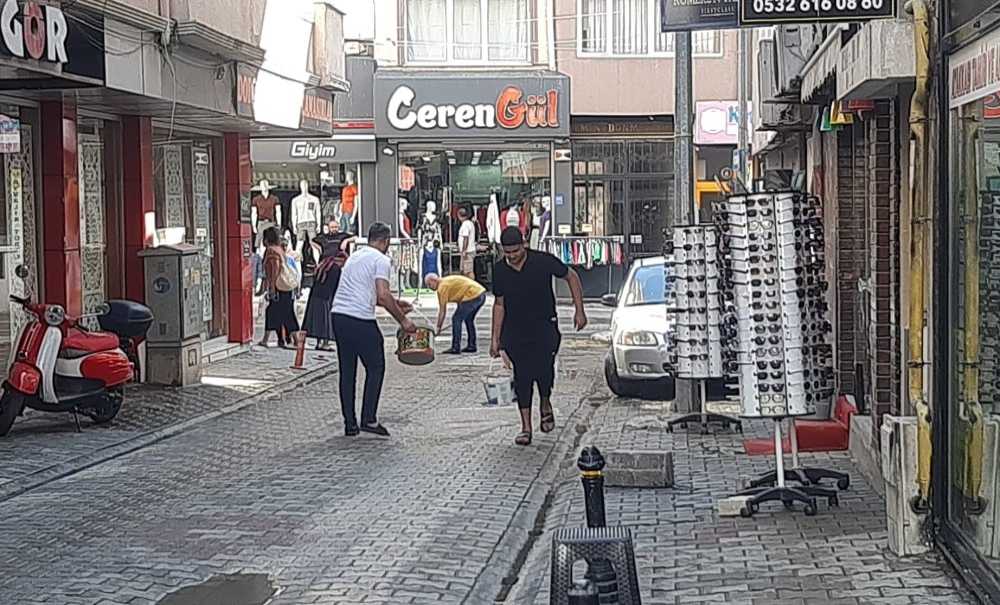 Tozdan Bunalan Esnaf Sokağı Yıkadı!
