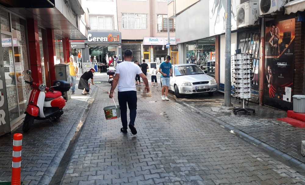 Tozdan Bunalan Esnaf Sokağı Yıkadı!