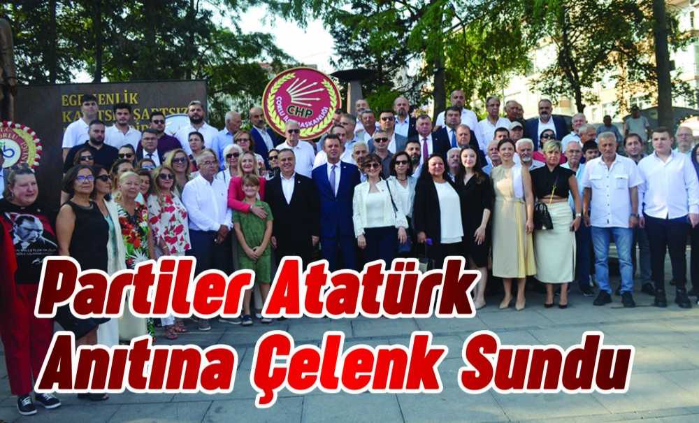 Partiler Atatürk Anıtına Çelenk Sundu