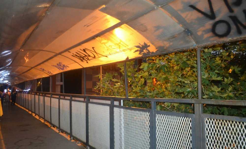 Üst Geçite Yazı Yazılması Tepki Çekiyor