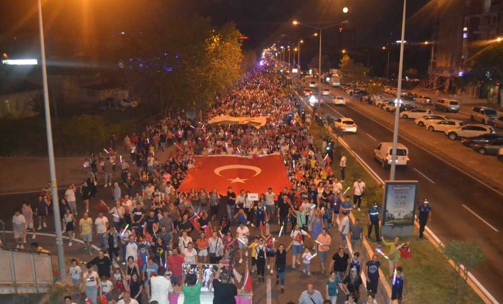 Çorlu Kırmızı Beyaza Büründü