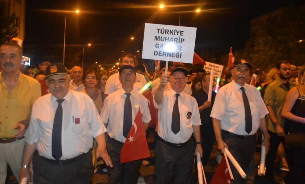 Çorlu Kırmızı Beyaza Büründü