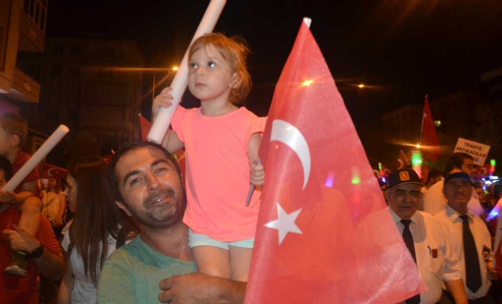 Çorlu Kırmızı Beyaza Büründü