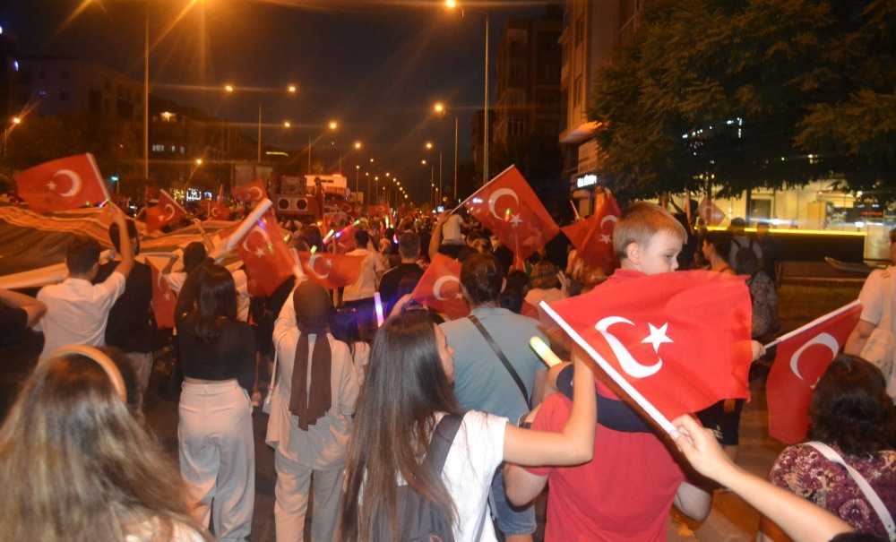 Çorlu Kırmızı Beyaza Büründü