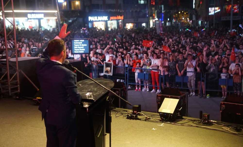 Çorlu Kırmızı Beyaza Büründü