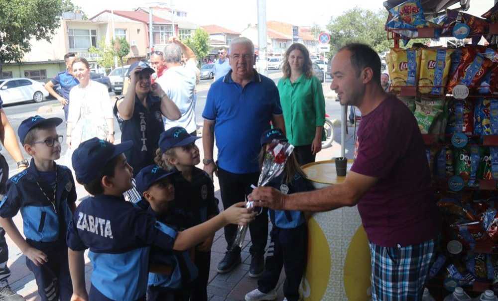 Zabıta Haftasını Esnafa Çiçek Dağıtarak Kutladılar