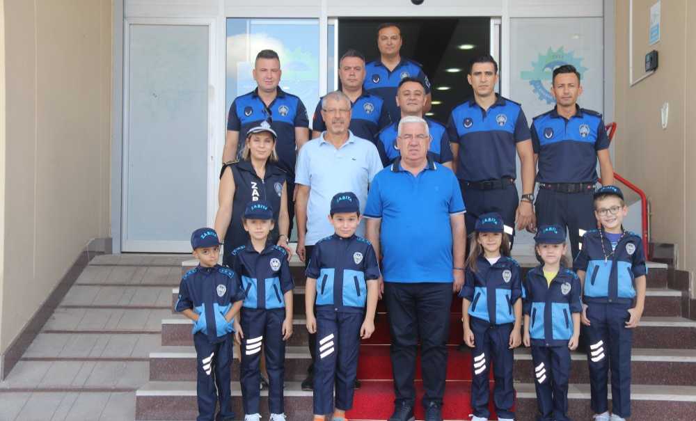 Zabıta Haftasını Esnafa Çiçek Dağıtarak Kutladılar